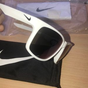 Nike essential chaser R EV0998 / UNISEX